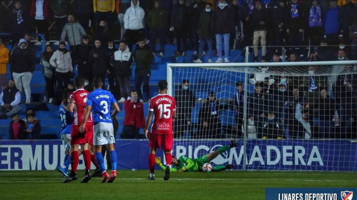 Gonzi atrapando un tiro de los locales.