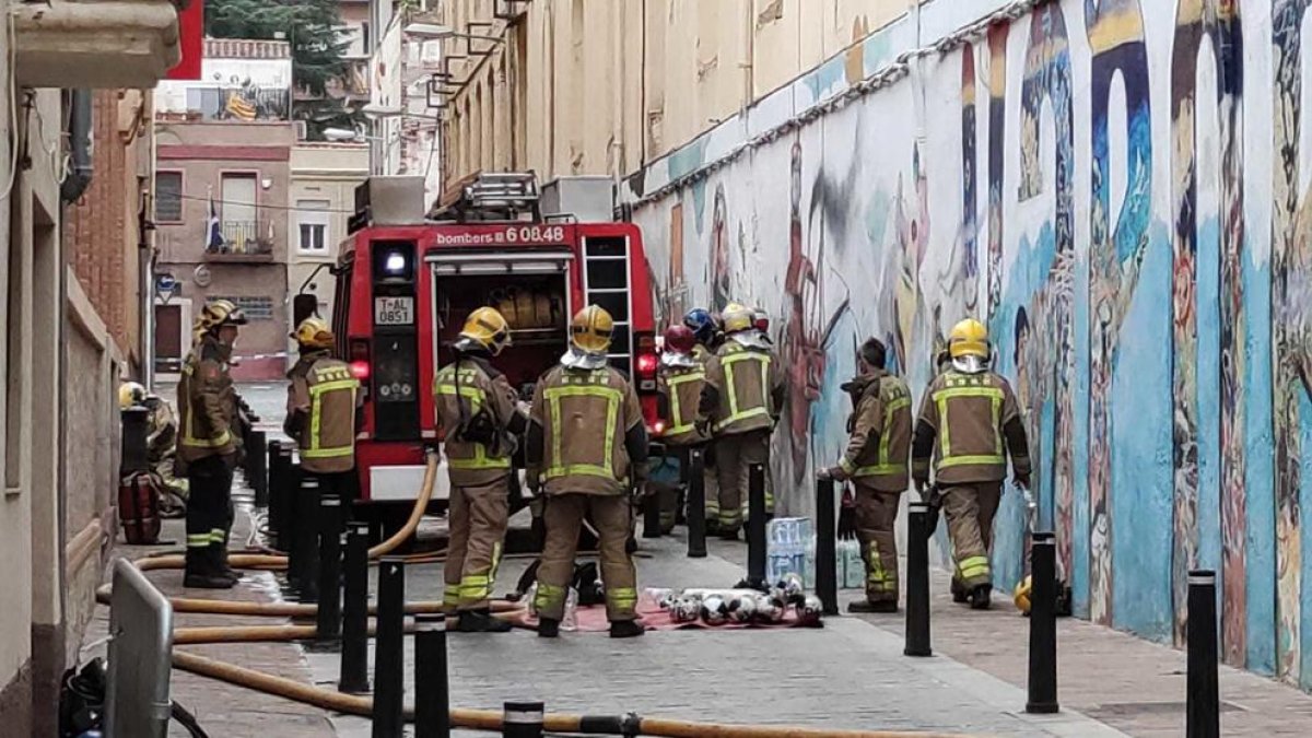 En l'extinció del foc han participat 16 dotacions de bombers.