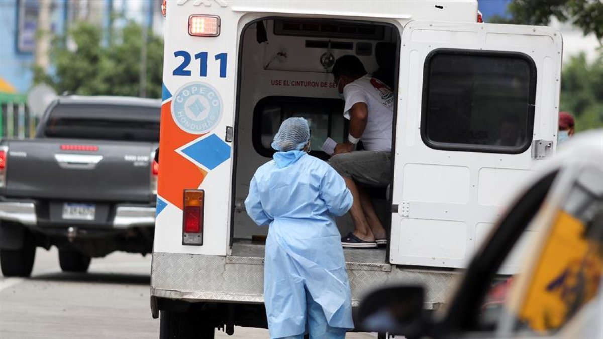 Una ambulància amb un pacient de covid a Honduras, un dels Països que està rebent vacunes de COVAX.