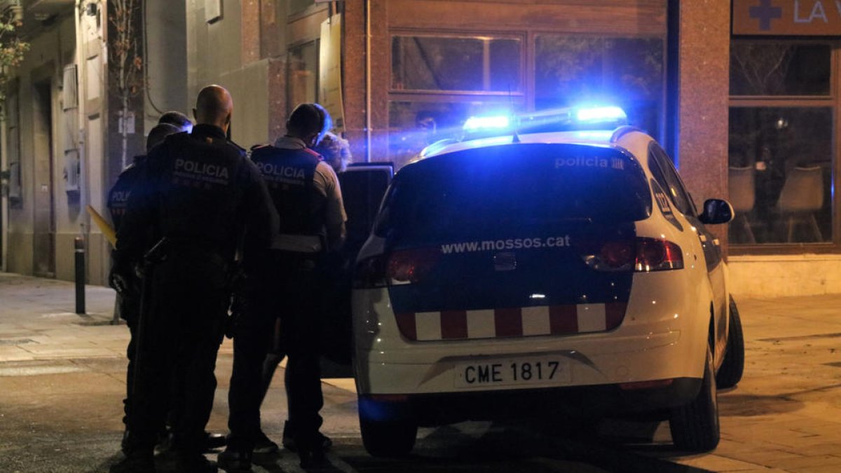 Els Mossos d'Esquadra detenint una persona al barri de Sarrià