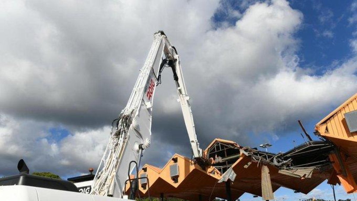 Una máquina trabaja en el desmantelamiento de un peaje del AP-7 el 2 de noviembre del 2021.