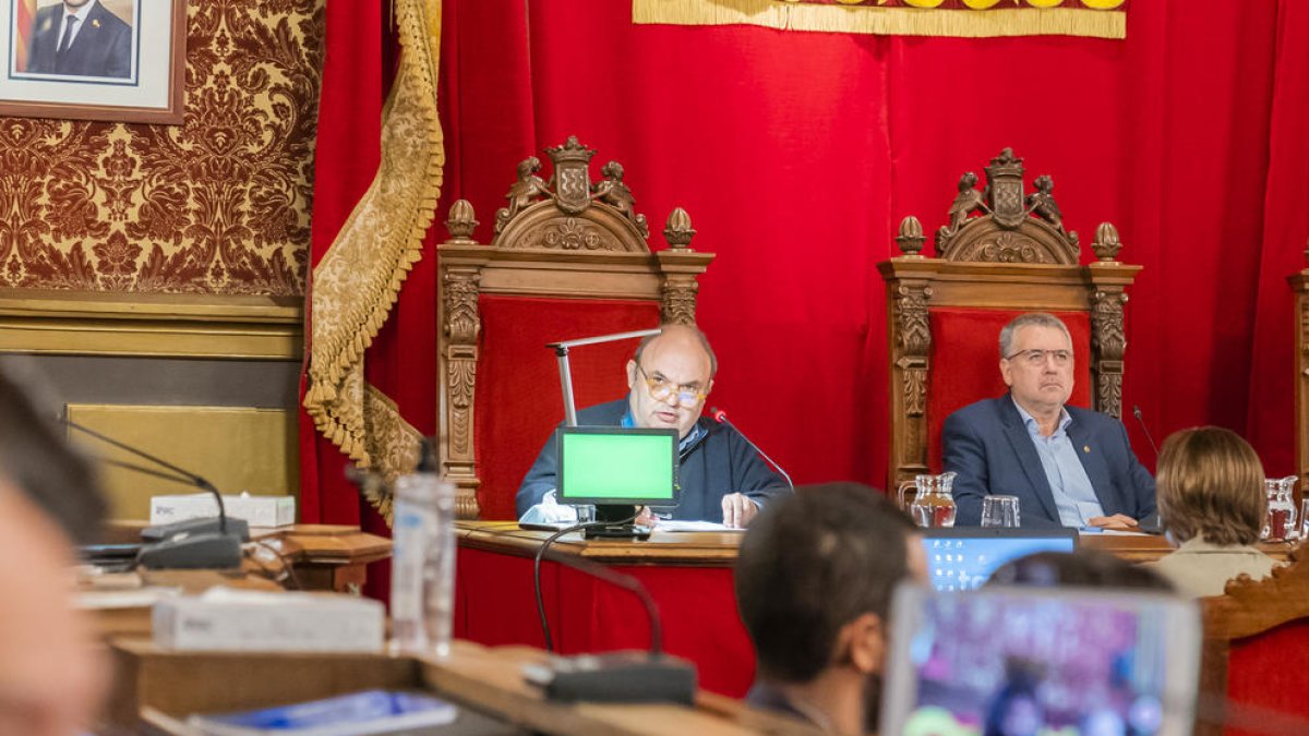 El teniente de alcalde de Servicios Generales, Jordi Fortuny, en una de sus intervenciones en el pleno de ayer.