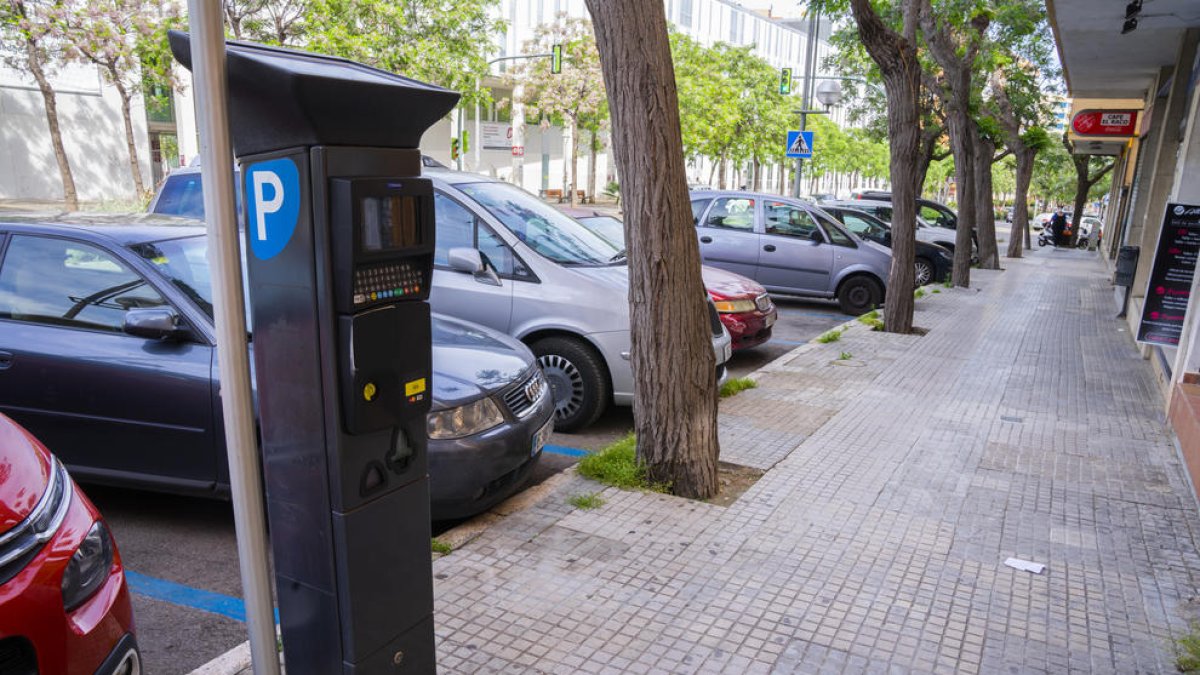 Imagen de archivo de la zona azul de la Avenida Catalunya, frente al campus de la URV.