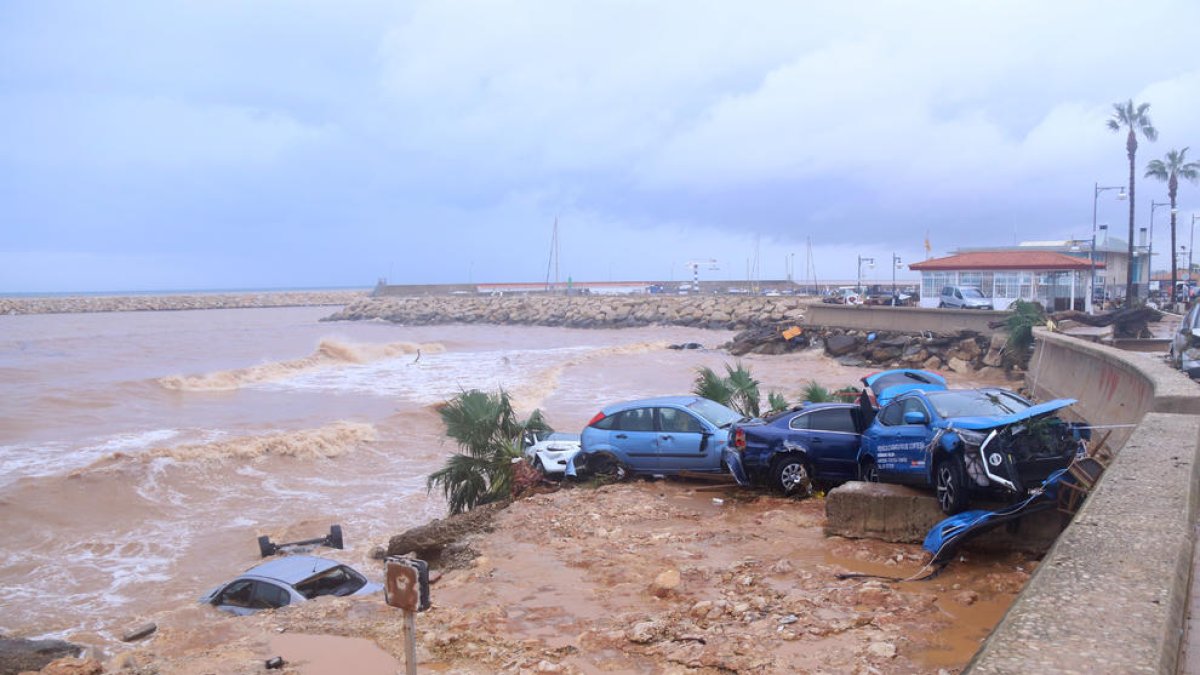 Plan abierto de coches destrozados en las Casas de Alcanar.