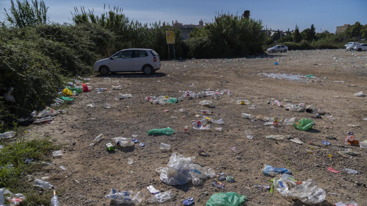 Restes d'ampolles i plàstics que encara quedaven durant el matí d'aquest diumenge.