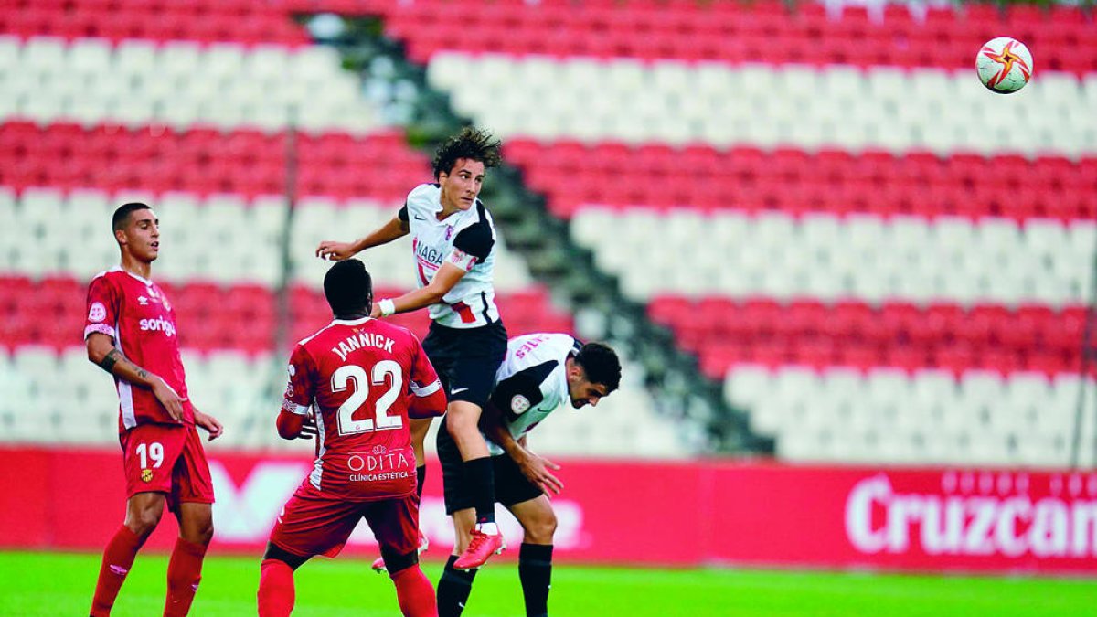 Una jugada del partido disputado el domingo pasado en el estadio Jesús Navas de Sevilla.