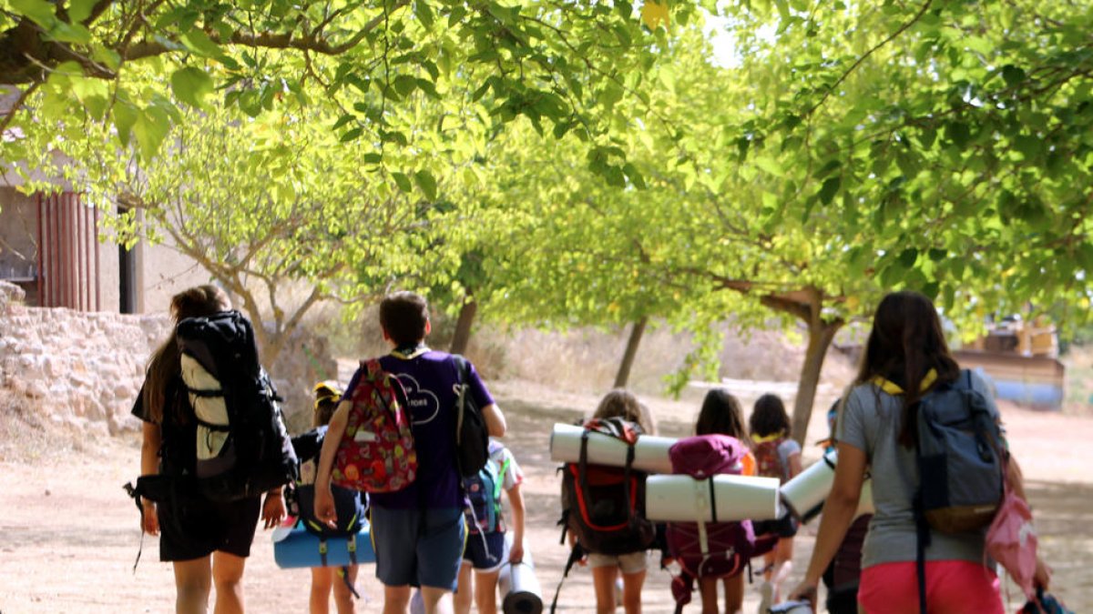 El grupo de los Castors y las Llúdrigues del Agrupament Escolta i Guia Verge de la Candela marchándose del campamento de Sant Martí de Tous.