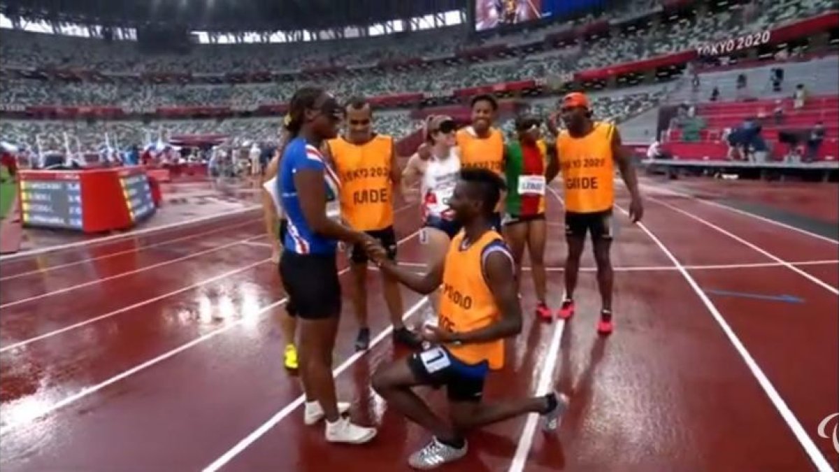 Momento en que el guía pidió matrimonio a la atleta de Cabo Verde.