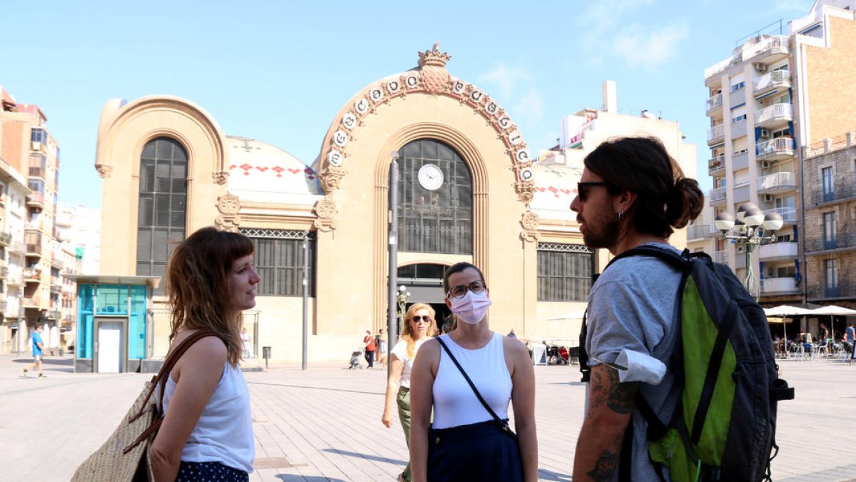 Tres joves, dos d'elles sense mascaretes, xerrant a la plaça Corsini de Tarragona, en el primer dia sense obligatorietat de dur mascaretes.