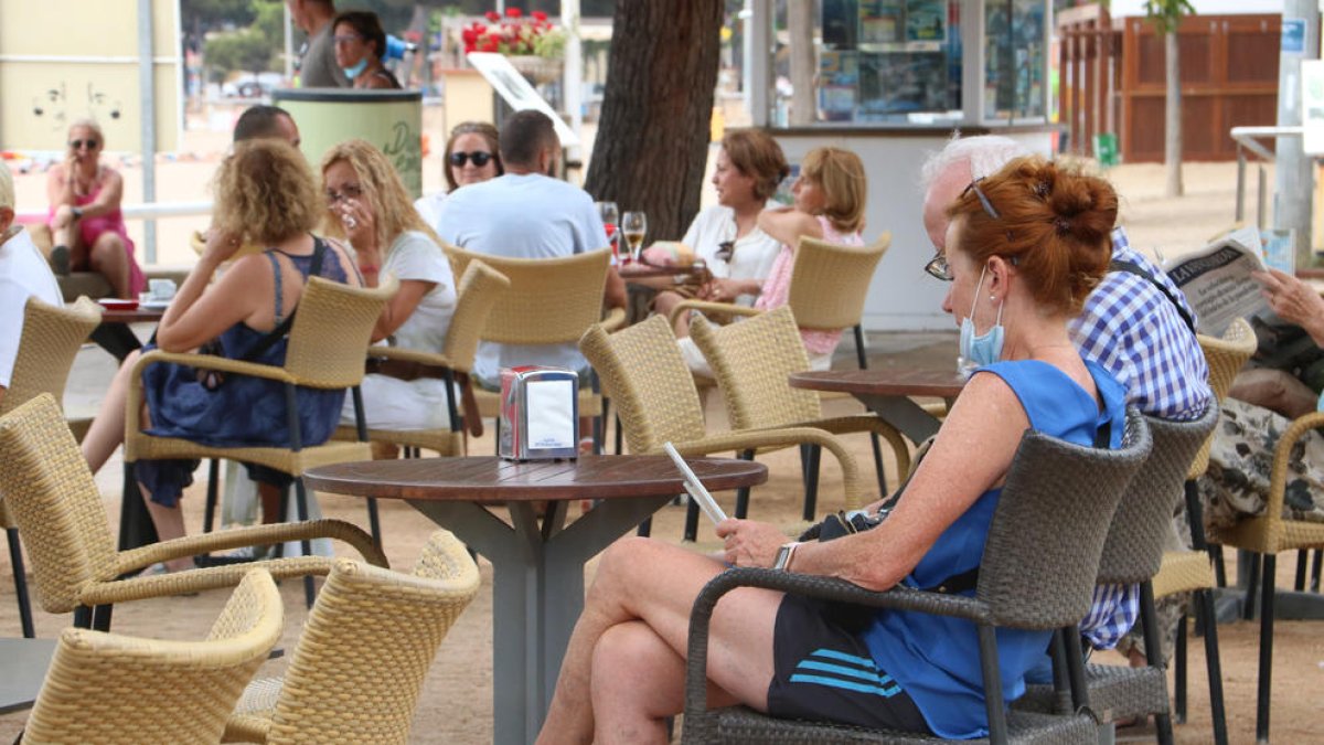 Unas personas en la terraza de un bar.