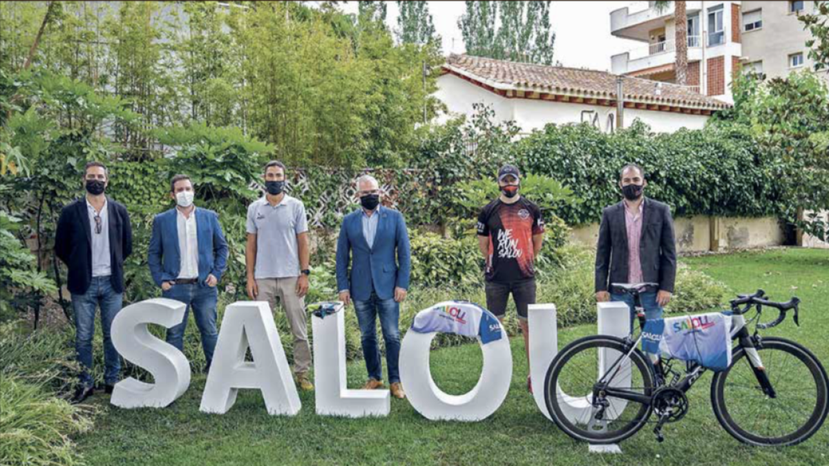 L'alcalde de Salou, Pere Granados, al centre, amb el president del Salou Triatló Costa Daurada, Salvador Gran, i el president del Club Triatló Salou, Álex Mayandia.