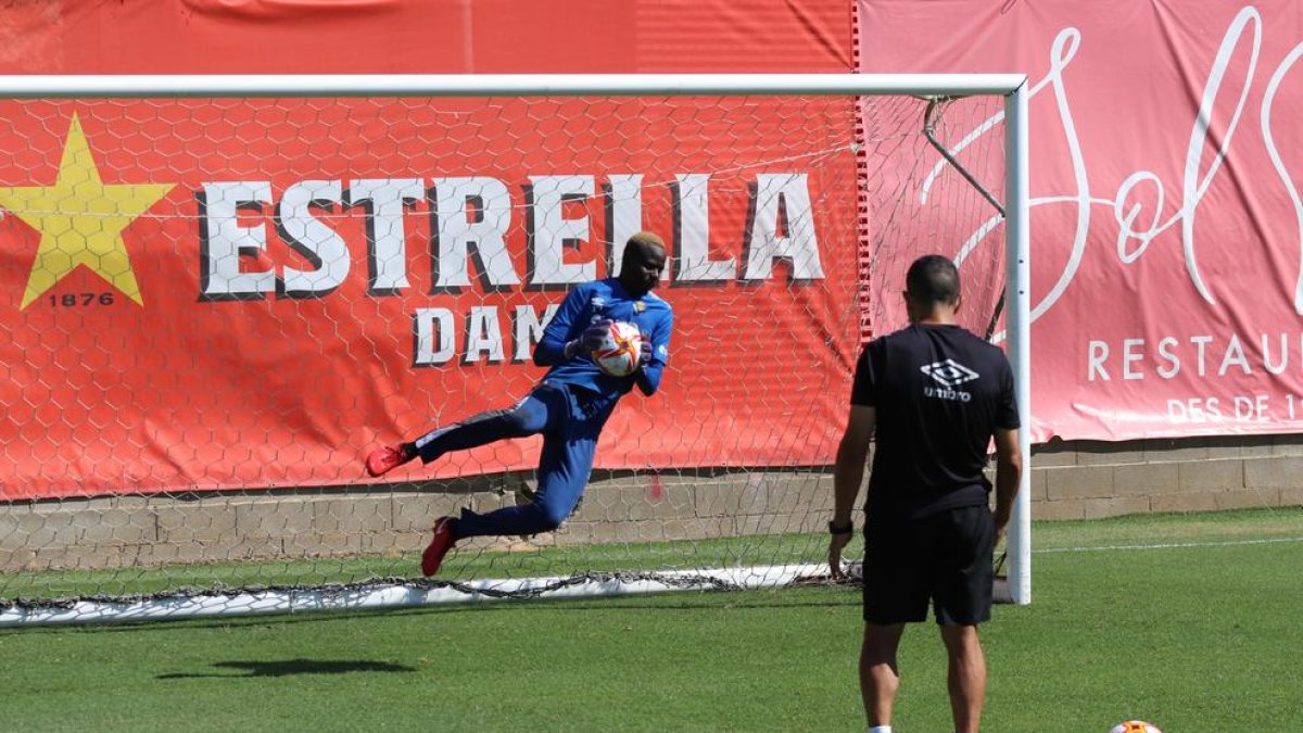 Cheikh Kane Sarr en un entrenament d'aquesta pretemporada sota les ordres de l'entrenador de porters, Manolo Oliva.