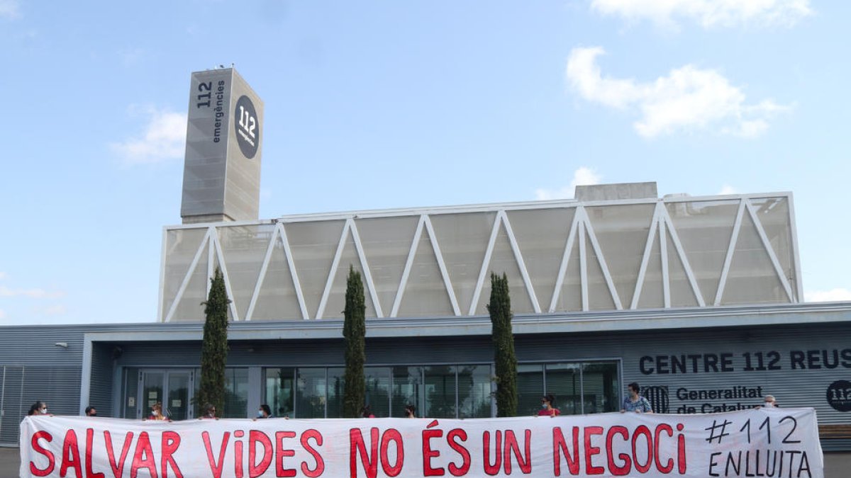 La protesta que han fet treballadors del 112 davant l'edifici d'emergències de Reus.