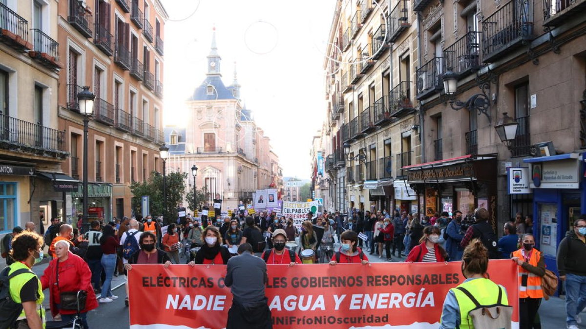 Plano general de la manifestación contra la subida de la luz en el centro de Madrid.