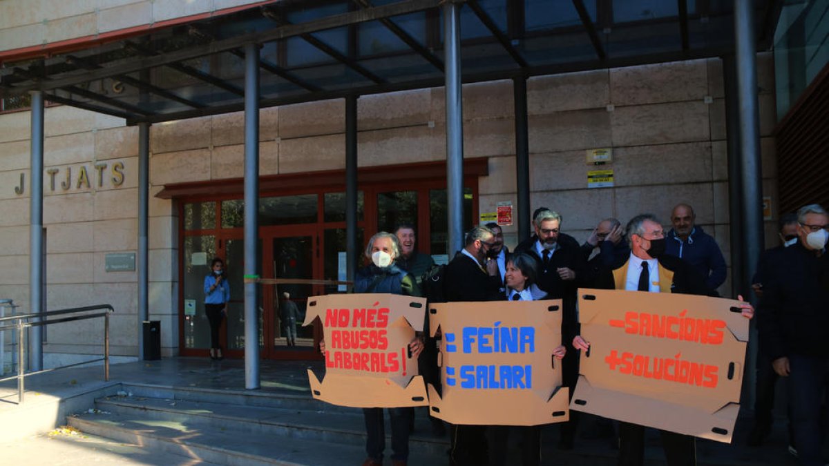 Plano general de la concentración de una parte de los trabajadores de Reus Transport ante los Juzgados de Reus.