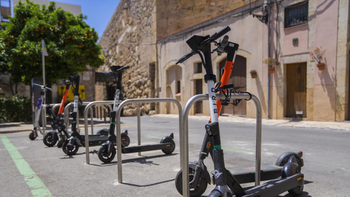 Las empresas no prevén proporcionar los cascos con los patinetes, ya que no cuentan con la tecnología adecuada.