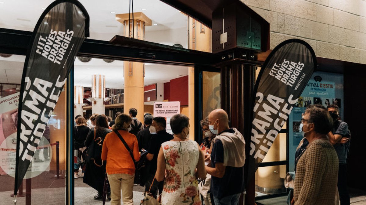 Imatge d'un grup de persones entrant al Teatre Tarragona el primer dia del FITT.