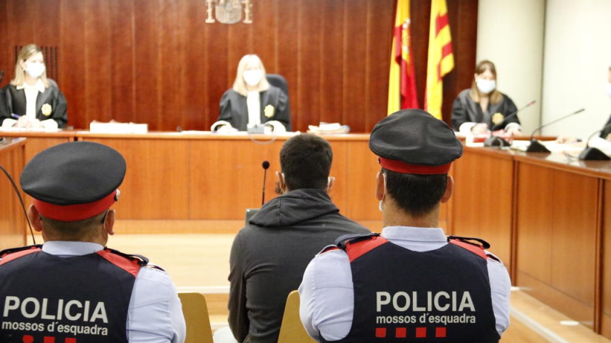 L'acusat d'intentar matar la mare, assegut al banc dels acusats a l'Audiència de Lleida.