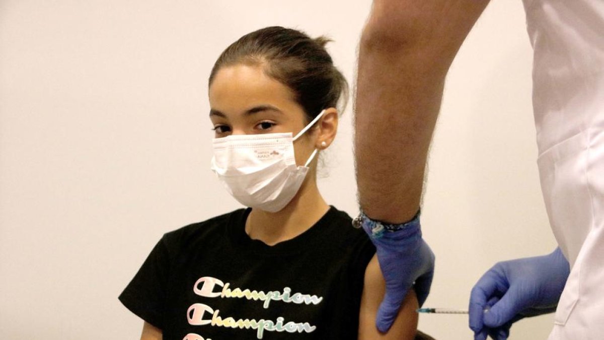 Una de les primeres noies entre 12 i 15 anys que s'ha vacunat a Manresa aquest dimecres.