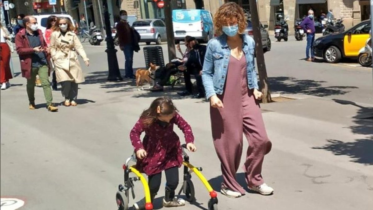 Noemí Font con su hija en Barcelona.