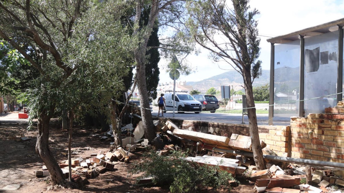 El mur que es va trencar a l'entrada del Càmping Alfacs i que va fer que hi entrés una gran quantitat d'aigua que va fer destrosses a l'establiment.