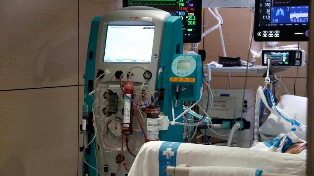 El dispositiu amb el filtre Seraph 100 després de ser utilitzat per filtrar la sang d'un pacient amb covid-19 ingressat a l'UCI de Vall d'Hebron.
