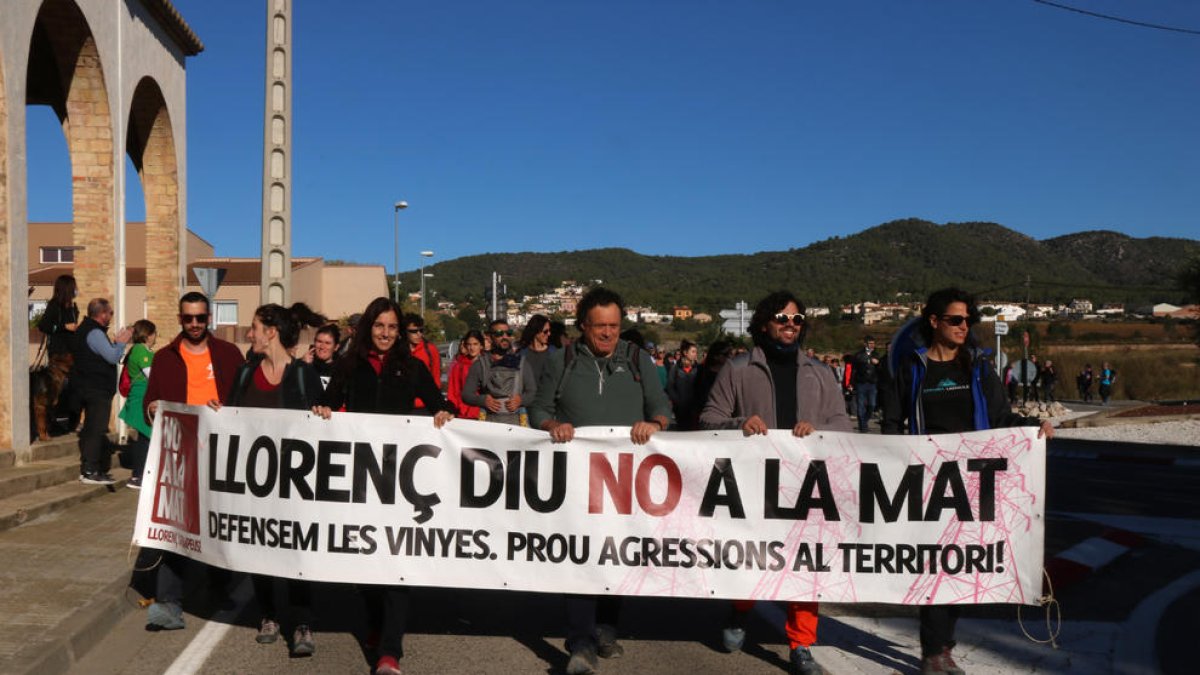 La cabecera de Llorenç del Penedès llegando al inicio de la caminata a la iglesia del Papiolet para protestar contra el proyecto de la línea de mucha alta tensión