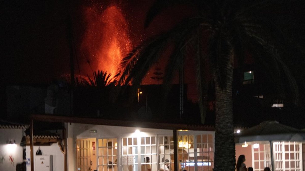 Imatge d'aquest diumenge en un restaurant a El Paso a pocs quilòmetres del volcà de Cumbre Vieja.