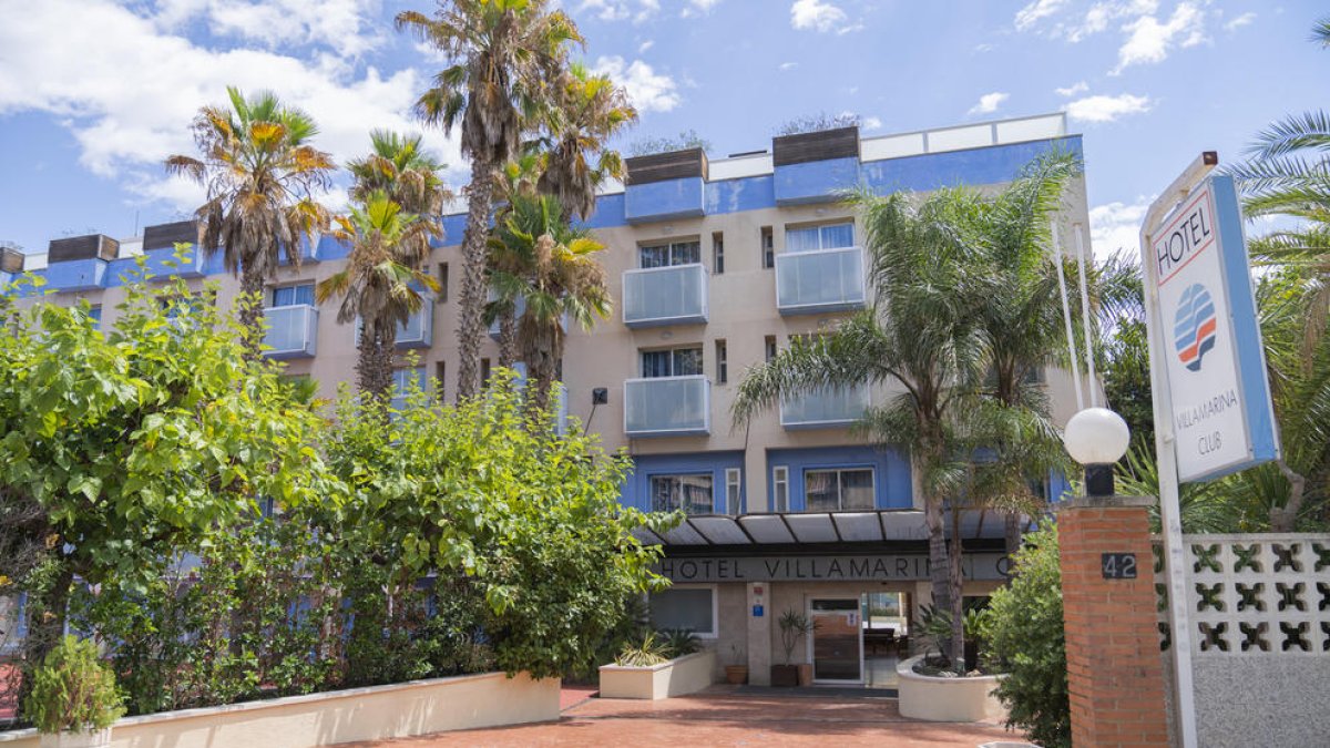 Façana i porta d'entrada de l'hotel Villamarina Club de Salou, al carrer Ciutat de Reus.