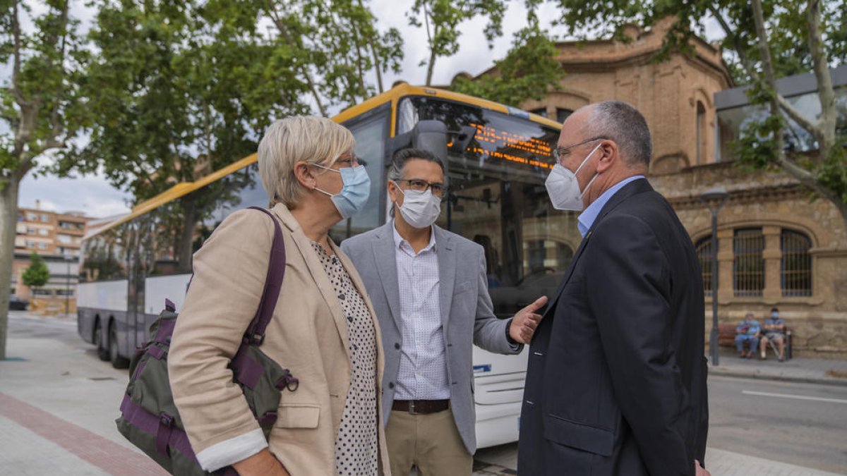 Trinitat Castro, David Prat i Carles Pellicer durant la visita a la nova estació de busos interurbans.