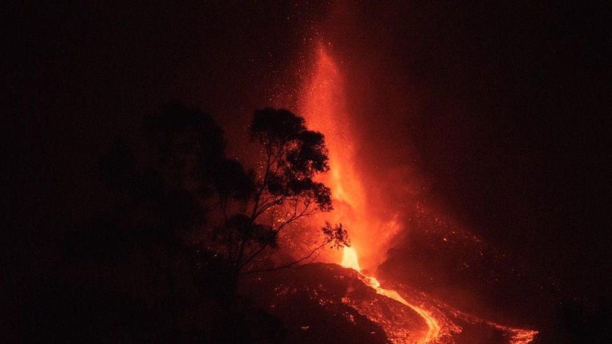 Imagen de la lava saliendo del volcán.