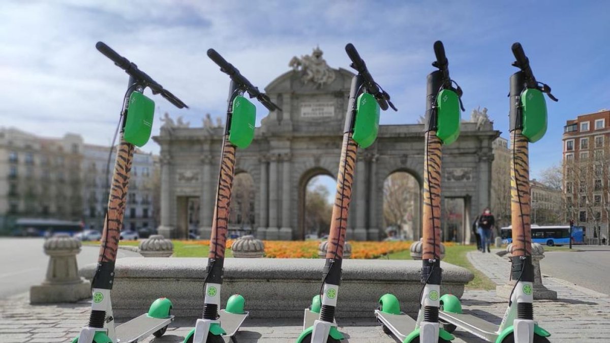 Cinc patinets elèctrics de l'empresa Lime a Madrid, decorats en ocasió d'una campanya conjunta amb la fundació ecologista WWF.