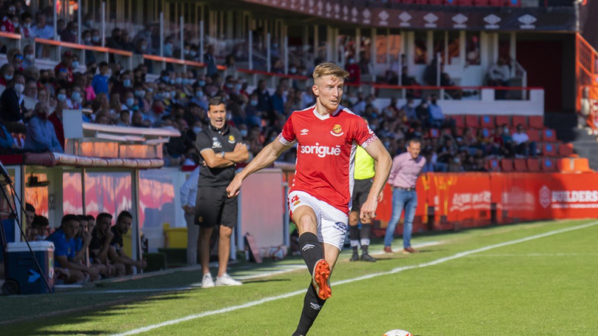 Pol Domingo en una acció en el darrer partit disputat al Nou Estadi contra el Linares Deportivo.