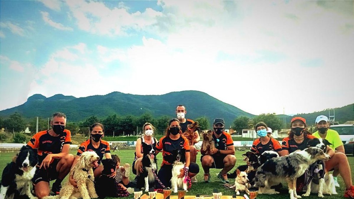 Diversos membres del Club Agility Neo de Reus amb els trofeus aconseguits enguany.