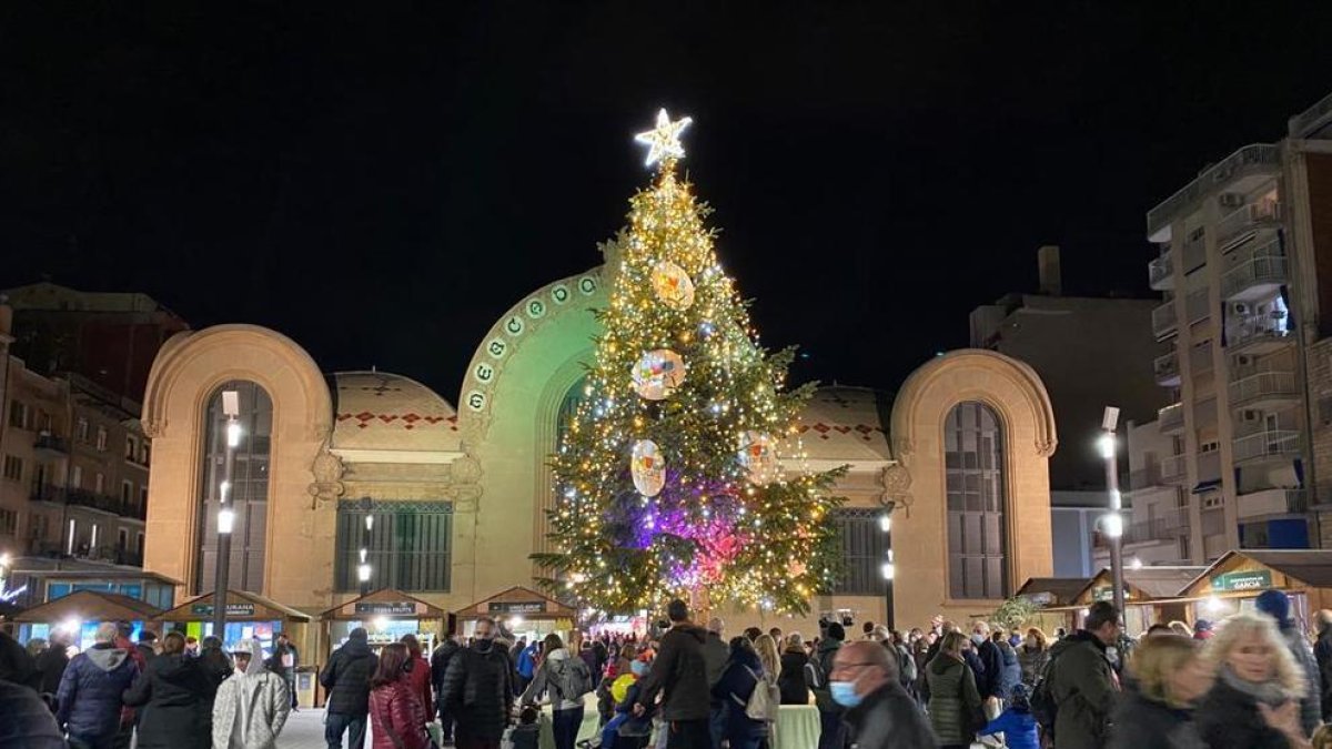 La plaça del Mercat, amb el tradicional arbre de Nadal.