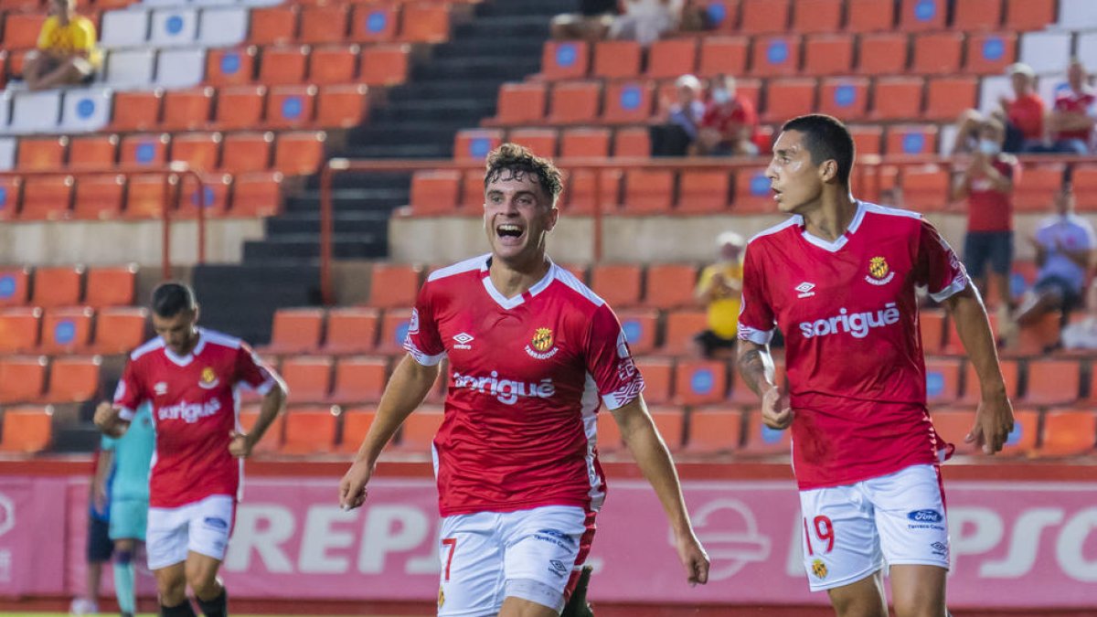 Pol Prats celebrant el tercer gol del Nàstic aconseguit després d'una bona pressió de Pedro del Campo, Pablo i el mateix Pol Prats.