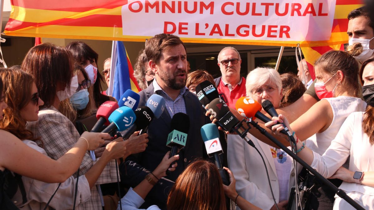 Els eurodiputats Toni Comín i Clara Ponsatí atenent els mitjans a Sàsser.