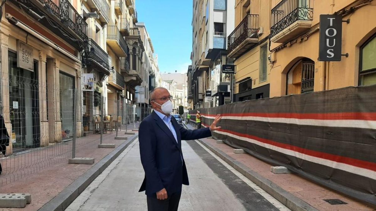 El projecte planteja convertir el vial en una illa de vianants de plataforma única.