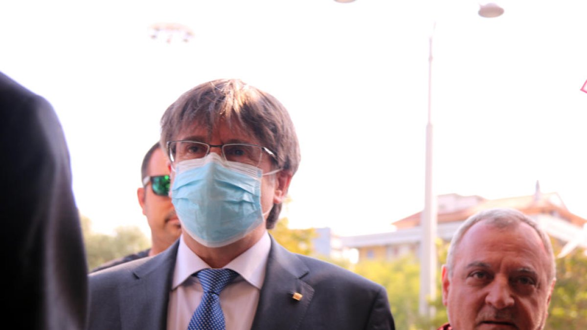 El expresidente Carles Puigdemont llegando al tribunal de Sassari.