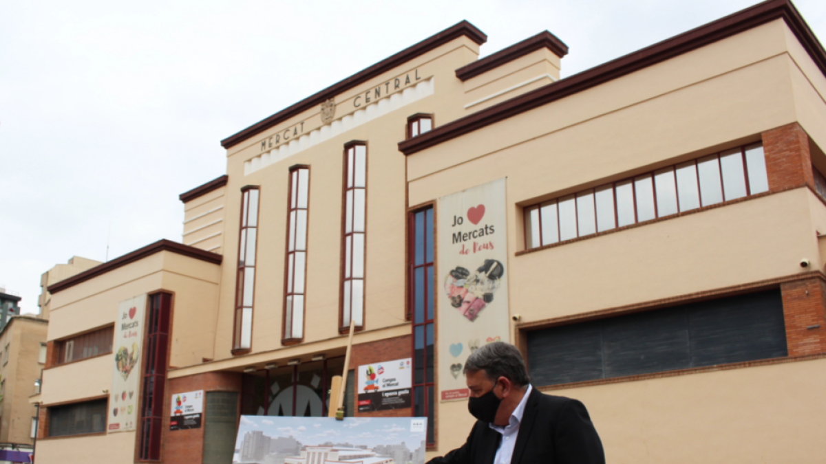 Carles Prats explica el proyecto del GastroMercat en el Mercat Central.