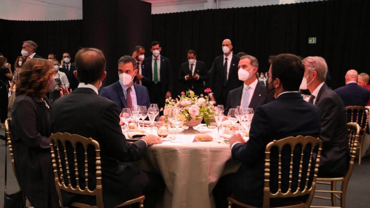 La mesa presidencial de la cena inaugural del MWC con el rey Felipe VI, los presidentes Pedro Sánchez y Pere Aragonès, y la alcaldesa de Barcelona, Ada Colau.