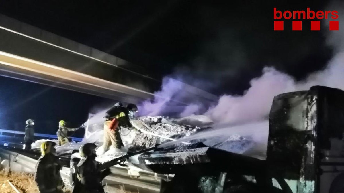 Imatge de Bombers treballant al lloc de l'incendi.