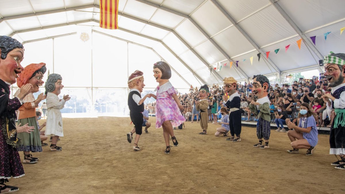 Els elements del Seguici Petit van sortir al recinte habilitat com a carrer de la Festa on s'hi accedia amb una reserva prèvia.