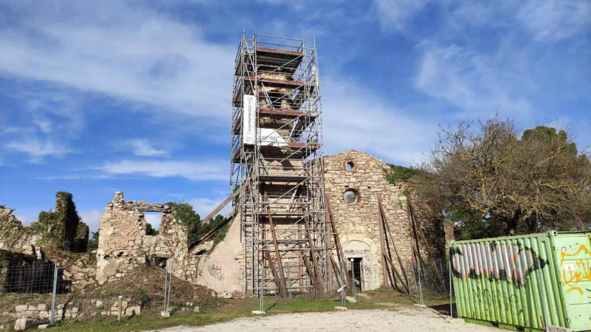 El campanar del nucli despoblat de la Mussara, agregat a Vilaplana (Baix Camp), cobert amb una bastida.