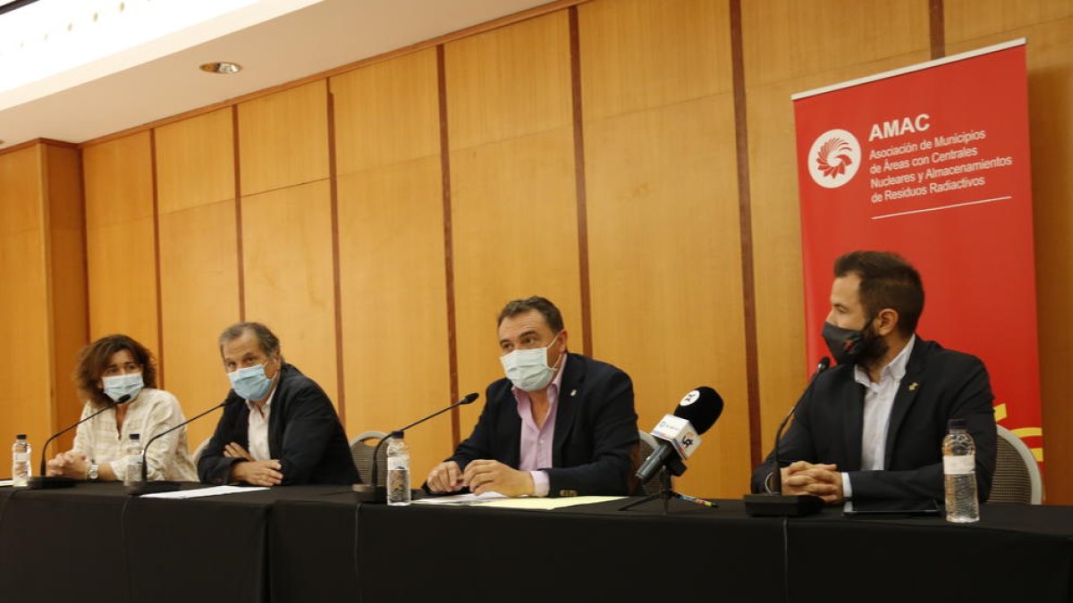 El vicepresident d'AMAC i alcalde de Vandellòs i l'Hospitalet de l'Infant, Alfons Garcia; el president Juan Pedro Sánchez; i l'alcalde d'Ascó, Miquel Àngel Ribes, en roda de premsa a Tarragona.