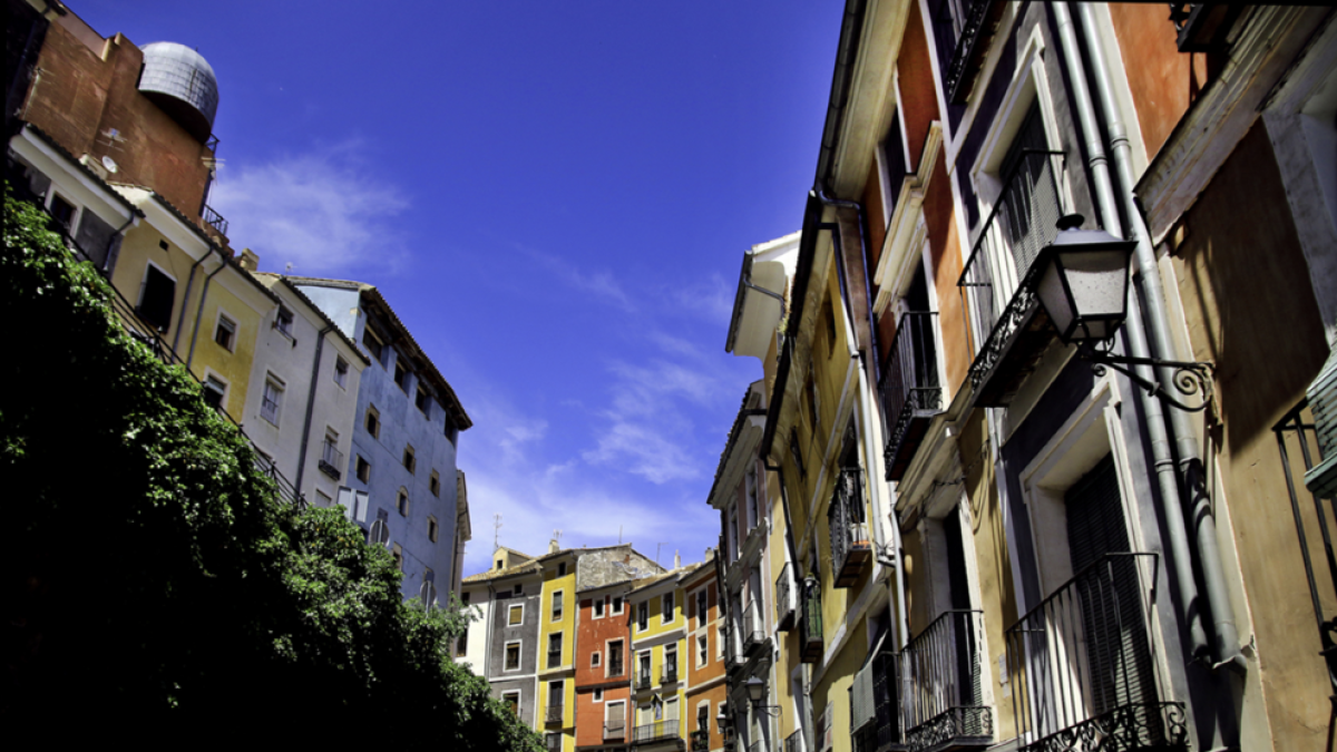 Imagen de la calle Alfonso VIII de Cuenca, Ciudad Patrimonio de la Humanidad.