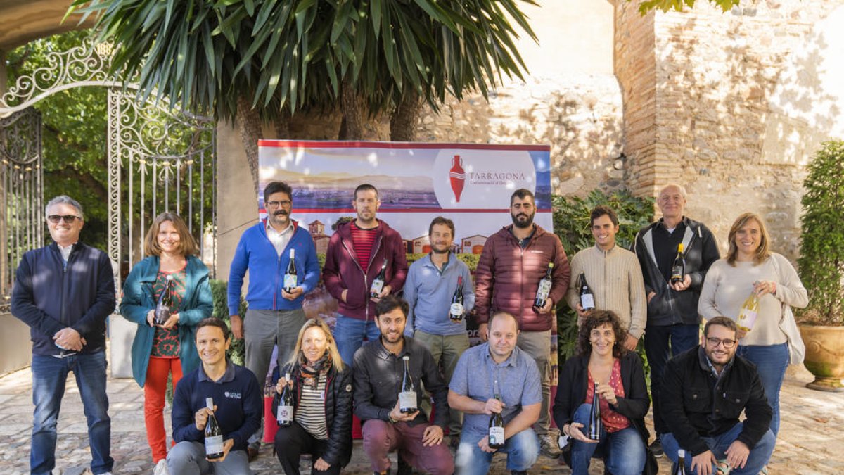 Els representants dels cellers de la DO Tarragona abans de l'inici de la 'Galeria del Macabeu' ahir.