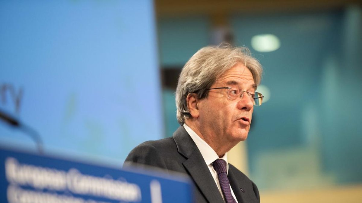 Primer pla lateral de l'eurocomissari d'Economia, Paolo Gentiloni, durant la presentació de les previsions econòmiques de primavera.