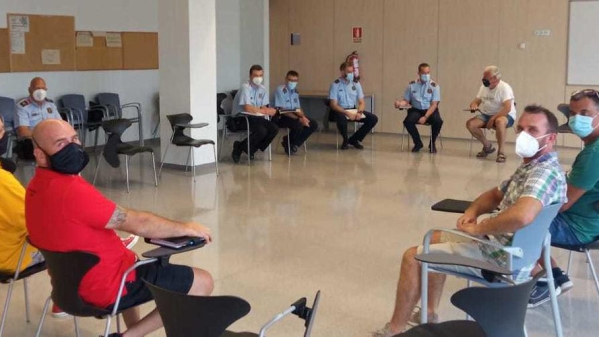 Representantes del sindicato agrícola con los mandos de la Región Policial Camp de Tarragona en la reunión de ayer por la mañana.