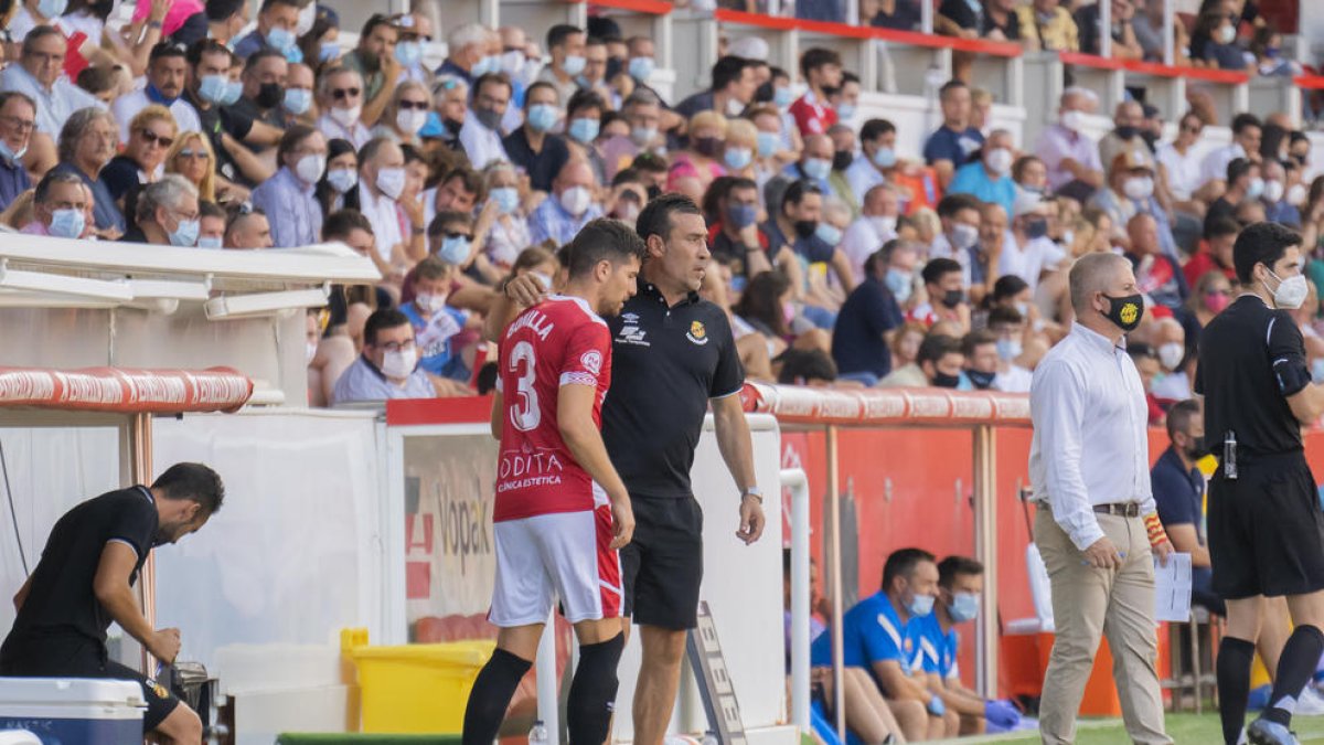 Javi Bonilla rep les últimes indicacions de Raúl Agné abans d'ingressar diumenge al terreny de joc.